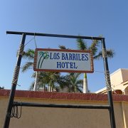 Los Barriles There are really two little towns here - the real one, and the ex-pat one. We didnt see much evidence of them ever overlapping. Dvě městečka v jednom - jedno je mexické, v druhém bydlí Američani. Nezdá se, že by se oba světy příliš prolínaly. : Baja2011